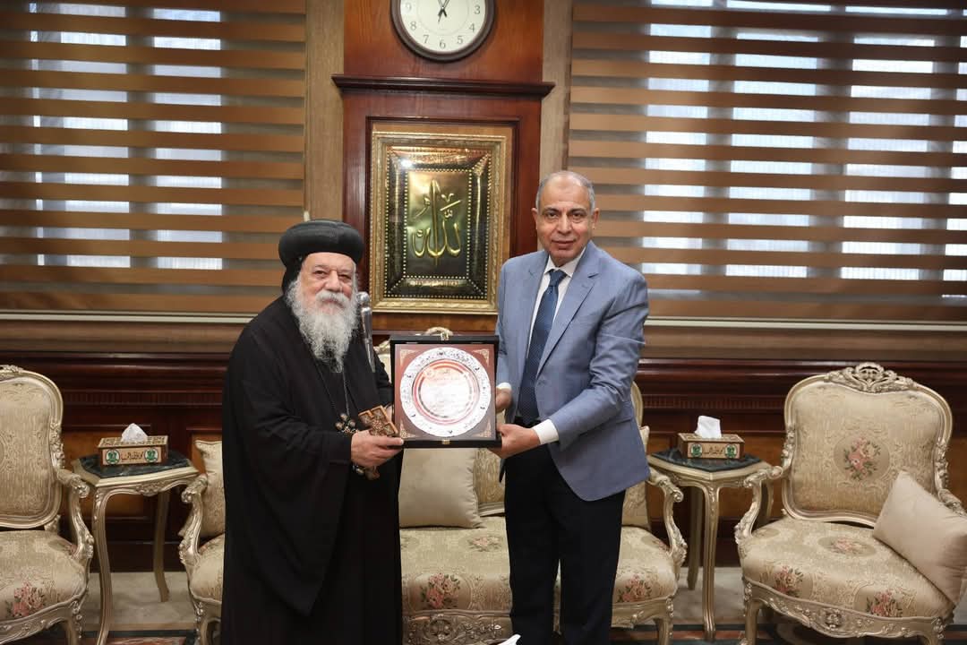 محافظ المنيا يتسلم درع رحلة العائلة المقدسة بكوم ماريا من الأنبا ديمتريوس مطران ملوى