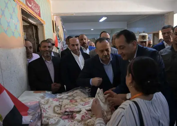 رئيس الوزراء يتفقد مدرسة أسيوط الثانوية الزخرفية ومعرض منتجات التعليم الفني