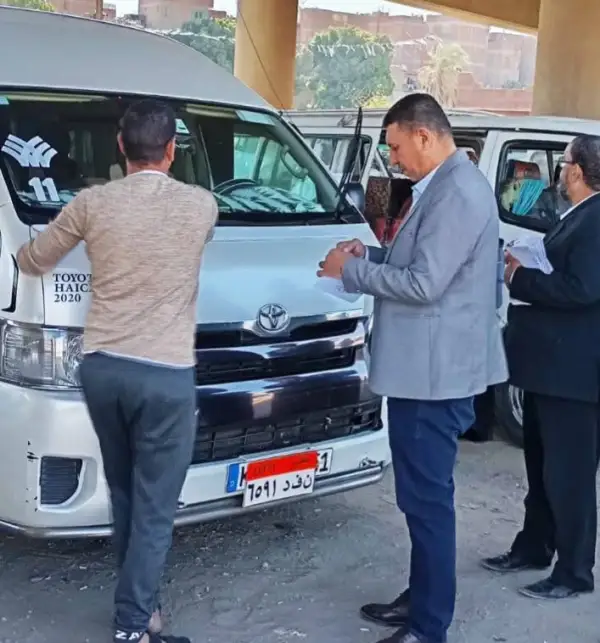 رئيس مدينة المنيا يتابع سير العمل بمواقف السيارات ومحطات الوقود بعد تحريك سعر الوقود