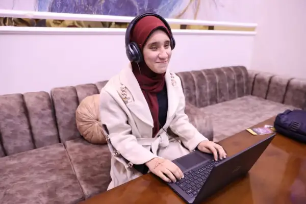 وزارة الاتصالات تسلم طالبة النور للمكفوفين"لاب توب" وتقدم لها منحة تدريبية لتحقيق حلمها في دراسة البرمجة