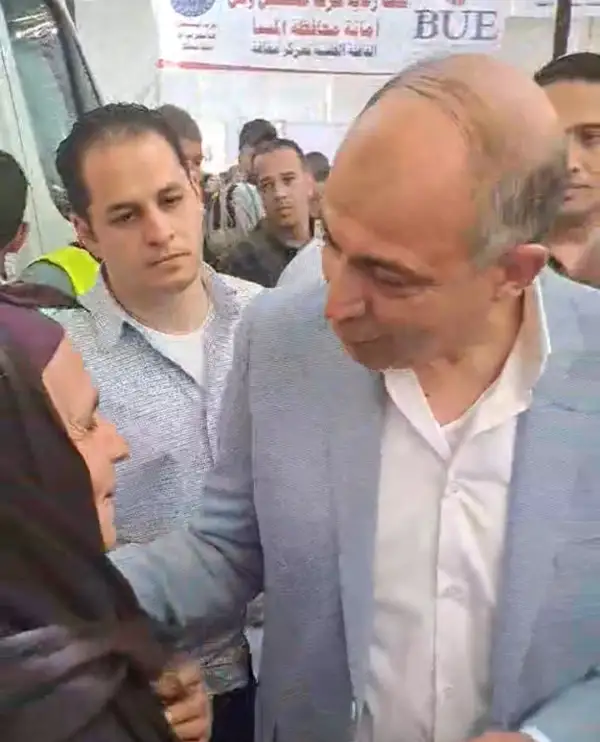 في حضرة الإنسانية.. محافظ المنيا يعد سيدة برحلة عمرة: «وعد شرف ونية طيبة»