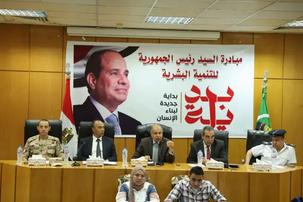 محافظ المنيا يوجه بتكثيف أعمال تطوير الطرق وترشيد الكهرباء.. وتسليم 2500 فدان لتشغيل محطة الصرف بالظهير الصحراوي
