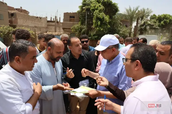 خلال جولته بقرية الأشمونين في مركز ملوي.. محافظ المنيا يستمع للمواطنين ويوجّه بإعانات عاجلة وتطهير الترعة