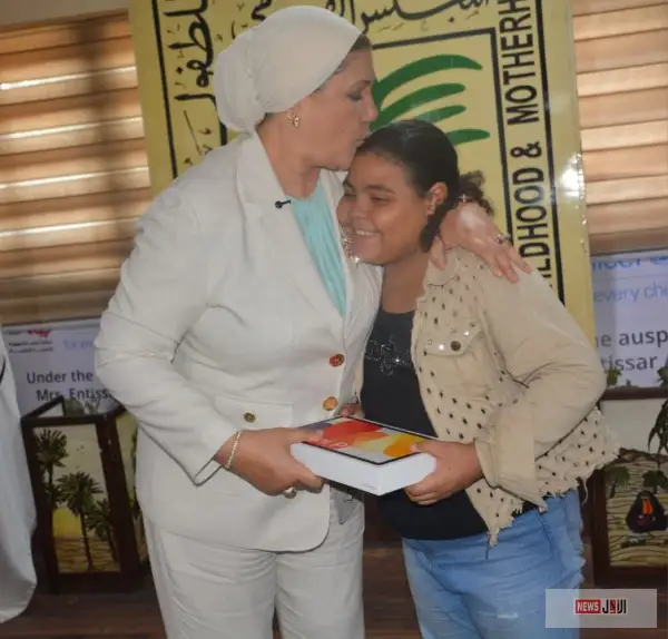رئيسة المجلس القومي للطفولة والأمومة تكرم الطفلة هايدي وتمنحها لقب "سفيرة الرحمة" تقديرًا لموقفها الإنساني النبيل