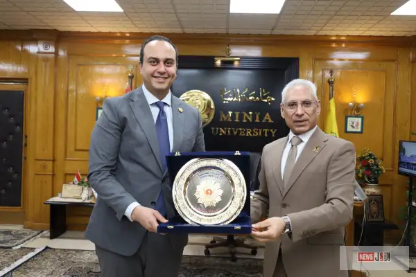 رئيس جامعة المنيا يبحث مع رئيس "الرعاية الصحية" خطط انضمام المستشفيات الجامعية لمنظومة التأمين الصحي الشامل