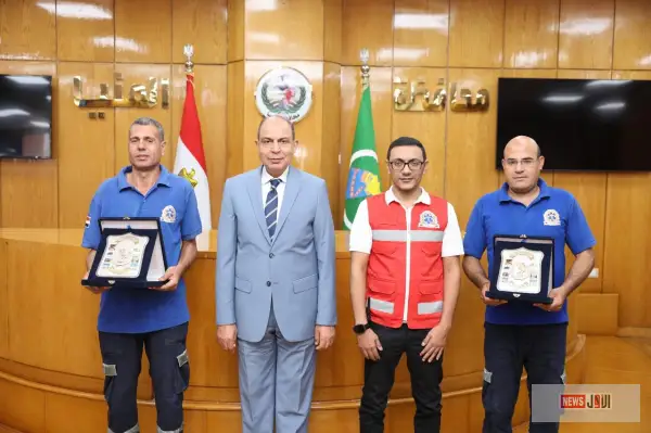 ردوا 800 ألف جنيه إلى صاحبها وأنقذوا حياته.. محافظ المنيا يكرم طاقم إسعاف بدرع المحافظة