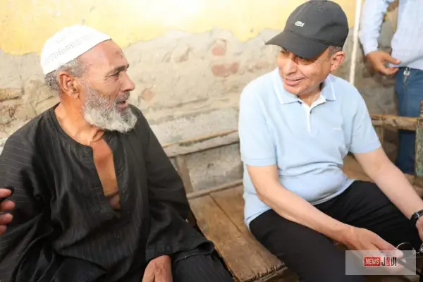 محافظ المنيا يرافق مُسنًا إلى منزله في قرية تانوف ويوجه بتوصيل الغاز ودعم أسرته وتوفير فرصة عمل لنجله