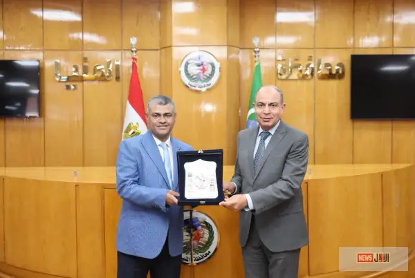محافظ المنيا يكرم وكيل وزارة الصحة السابق تقديرًا لجهوده.. ويستقبل القيادة الجديدة للقطاع الصحي