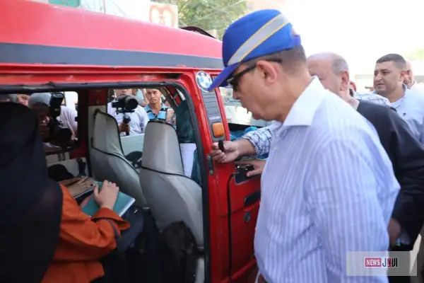 محافظ المنيا يتابع حركة النقل والمواصلات داخل موقف عطف حيدر