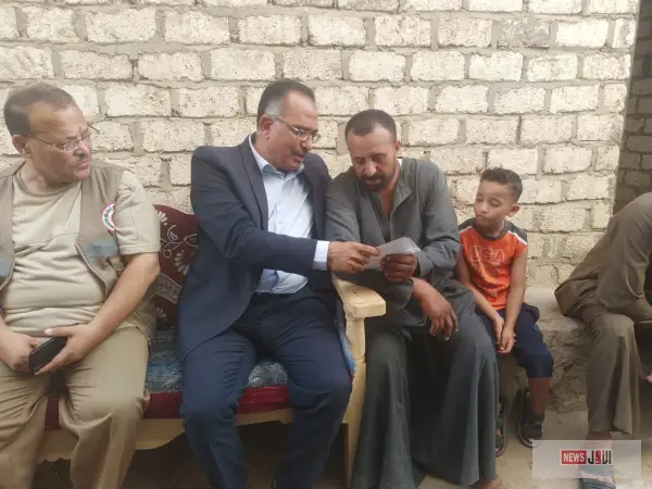 وكيل وزارة التضامن الاجتماعي يزور أسر ضحايا حادث عمال مزرعة العنب بالمنيا