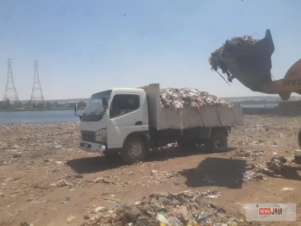بعد فيديو أثار الجدل.. رئيس قرية البرجاية بالمنيا يكشف حقيقة إلقاء المخلفات بالقرب من النيل
