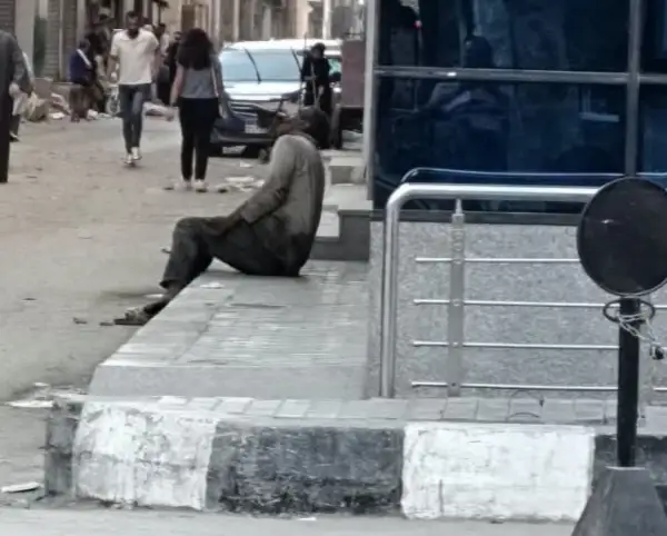 شاب بلا مأوى يفترش رصيفًا بالمنيا.. ومطالب بنقله إلى مستشفى الأمراض النفسية