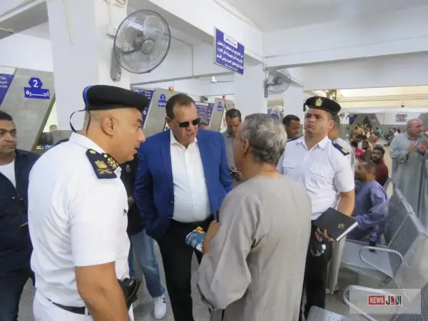 مدير أمن المنيا يتفقد تطبيق «الشباك الواحد».. وتيسيرات جديدة لإنهاء تراخيص السيارات