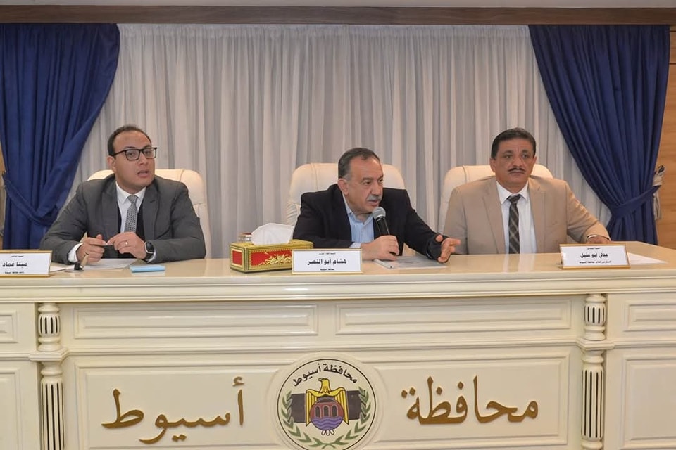 محافظ أسيوط يوجه بإقامة سوق دائم للسيارات لخدمة المواطنين وإستغلال الأراضي المستردة من موجات الإزالة