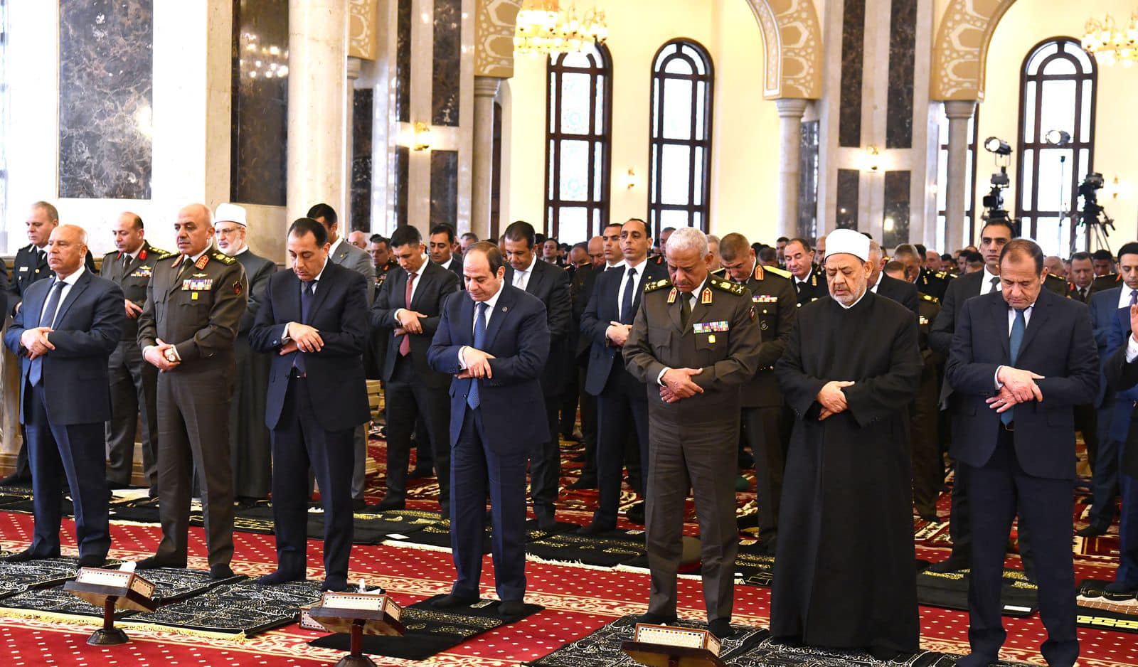 الرئيس السيسي يؤدي صلاة الجمعة بمسجد المشير طنطاوي ويؤكد على قيمة الشهادة في يوم الشهيد والمحارب القديم