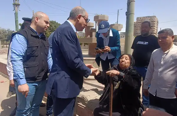 محافظ المنيا والست حُسنية .. جبر خاطر في قلب المدينة