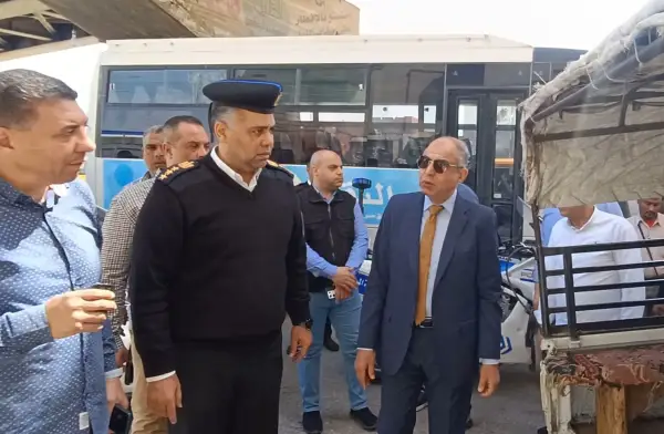 محافظ المنيا يتفقد مواقف السيارات ويؤكد استبدال سيارات الربع نقل بميكروباص آدمية