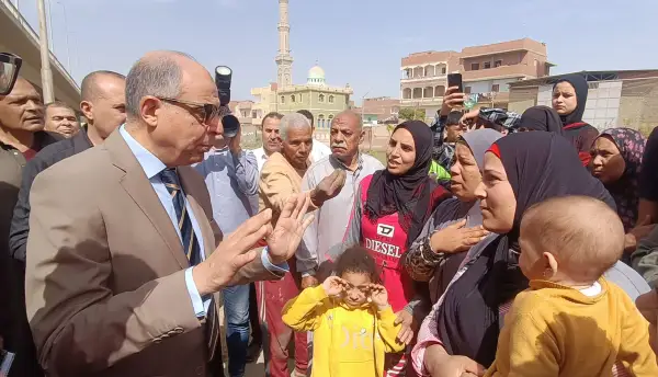 استغاثة سيدات.. كيف حوّل محافظ المنيا معاناة أهالي عزبة طهران إلى فرحة؟
