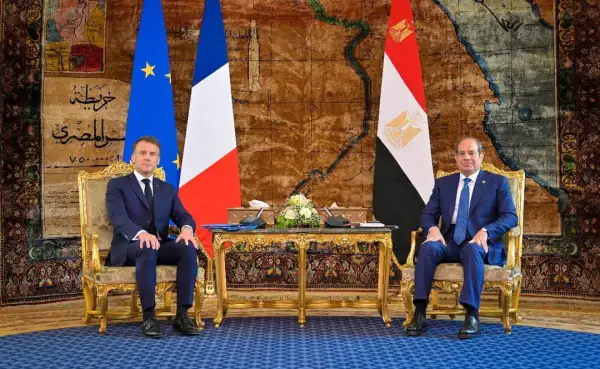 الرئيس السيسي يستقبل الرئيس الفرنسي .. مباحثات واتفاقيات هامة