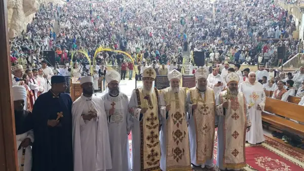آلاف الأقباط يحتفلون بأحد الشعانين داخل دير القديس سمعان الخراز