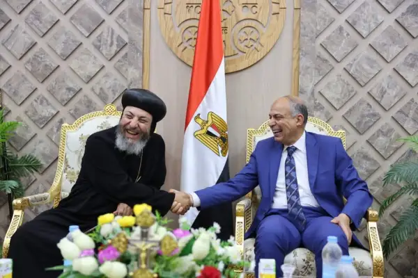 محافظ المنيا يزور مطرانية بني مزار لتهنئة الأقباط بعيد القيامة المجيد