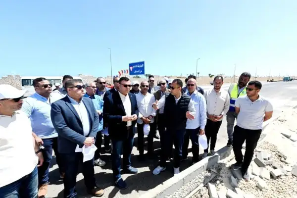 وزير الإسكان يتفقد رفع كفاءة طريق الخدمة وتطوير بوابات مركز مارينا العلمين السياحي