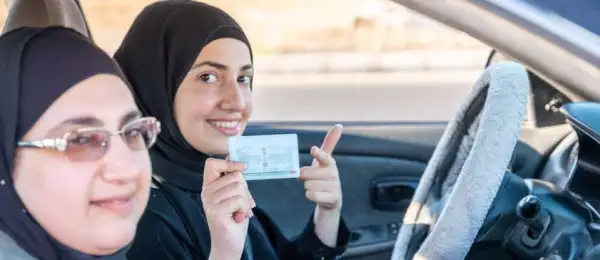 طريقة استخراج رخصة قيادة للمقيمين في الإمارات 2025: الشروط، الخطوات، والرسوم