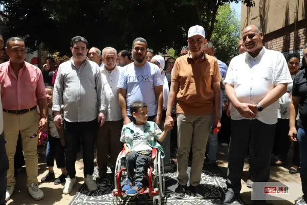 «تعالى شرفني في فصلي».. طفل من ذوي الهمم يخطف قلب محافظ المنيا في مشهد إنساني مؤثر بمدرسة تلة