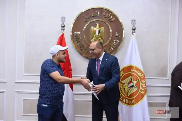 وزير العمل يسلم عقود وظائف جديدة لشباب للعمل في الإمارات والبوسنة.. ويتفقد اختبارات المتقدمين للعمل في إيطاليا
