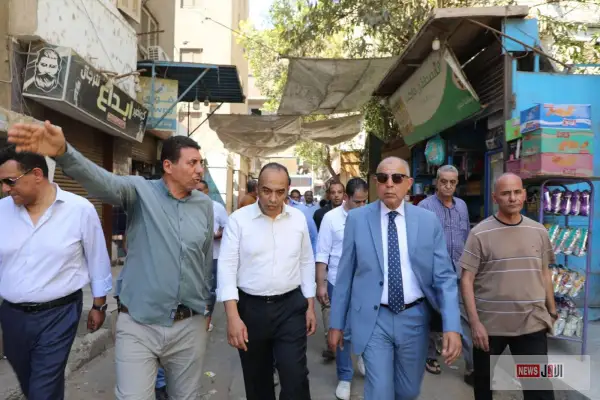 محافظ المنيا يستمع لشكاوى المواطنين ويوجه بحصر المساحات الخالية أسفل المحاور والكباري للاستغلال الأمثل